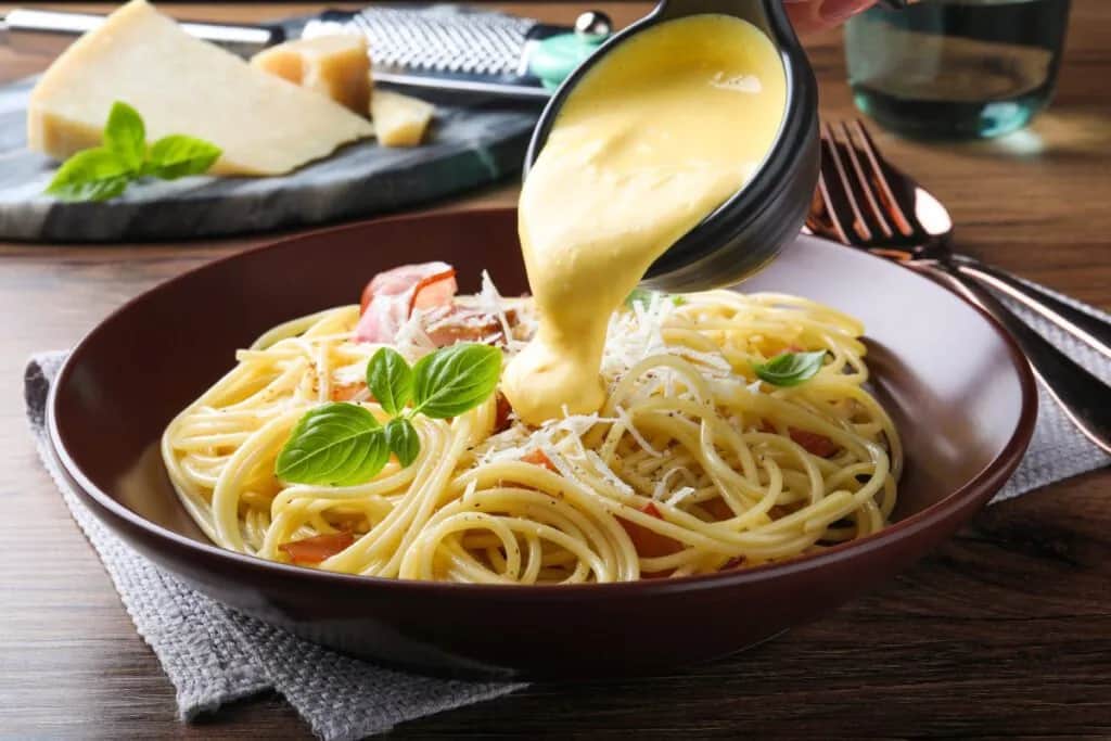 Szybki i prosty sos serowy do spaghetti – idealny na każdą okazję