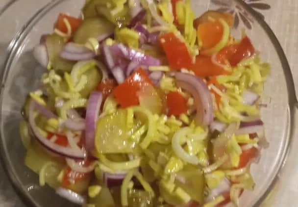 Jak zrobić sałatkę z ogórków kiszonych – prosty przepis na smaczny dodatek