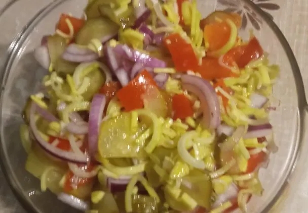 Jak zrobić sałatkę z ogórków kiszonych – prosty przepis na smaczny dodatek