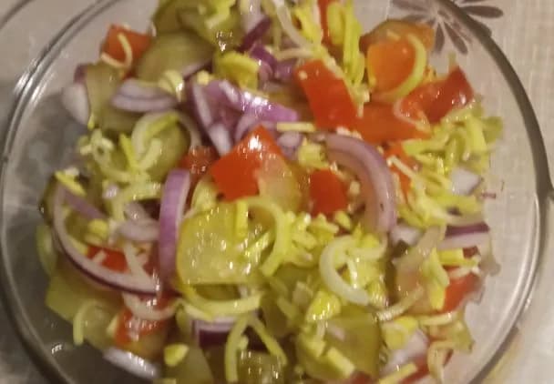 Jak zrobić sałatkę z ogórków kiszonych – prosty przepis na smaczny dodatek