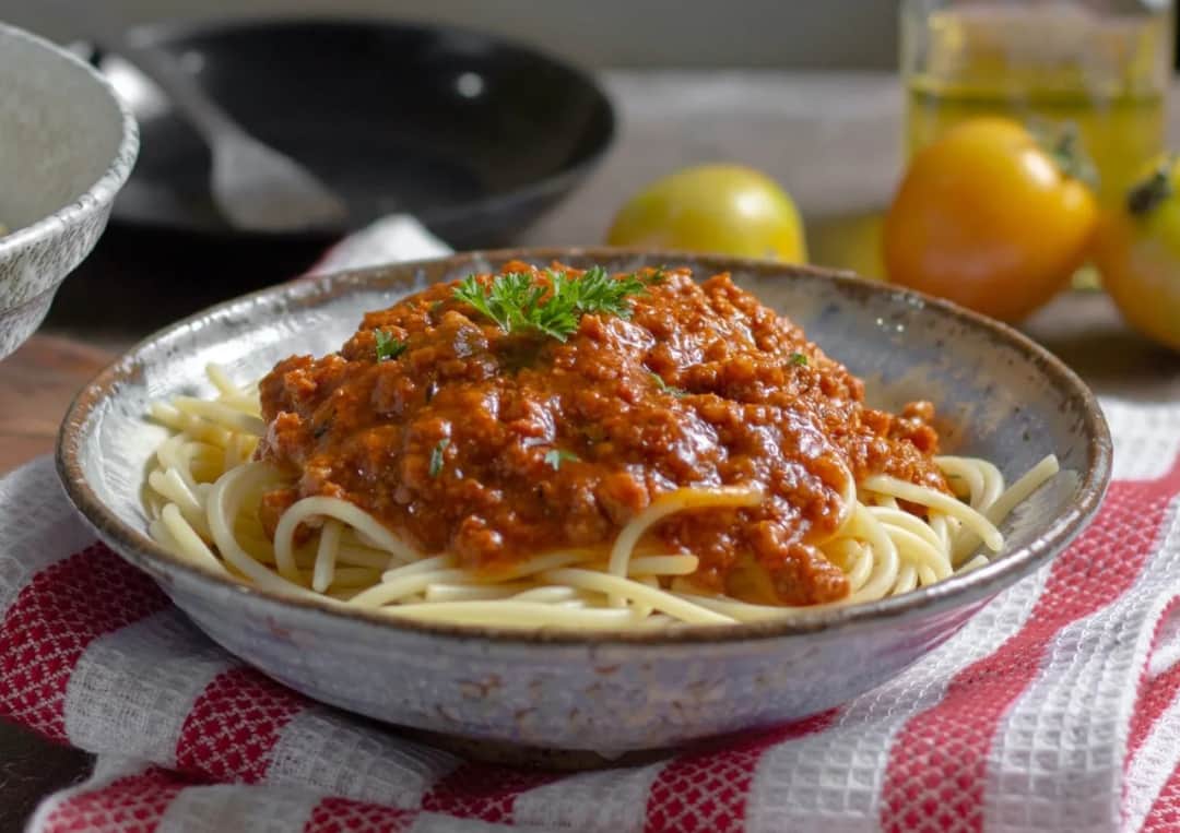 Ile kcal ma spaghetti bolognese z makaronem? Zaskakujące kalorie!