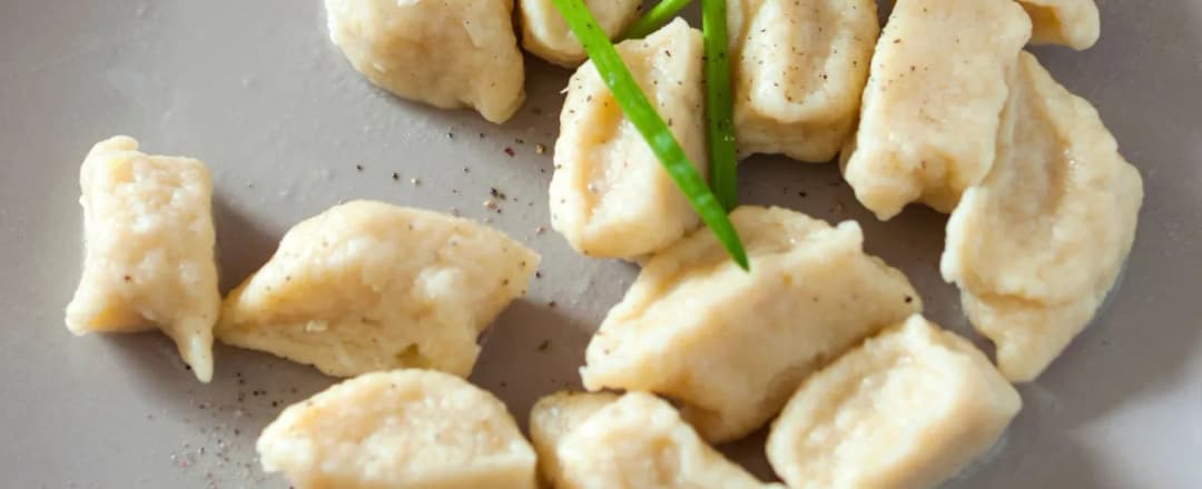 Kopytka z jakim sosem? Odkryj najlepsze smaki, które zachwycą