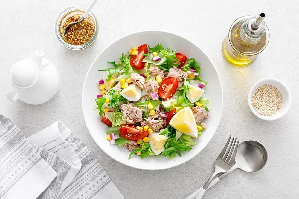 Tuńczyk w sosie własnym z czym jeść – najlepsze pomysły na dodatki