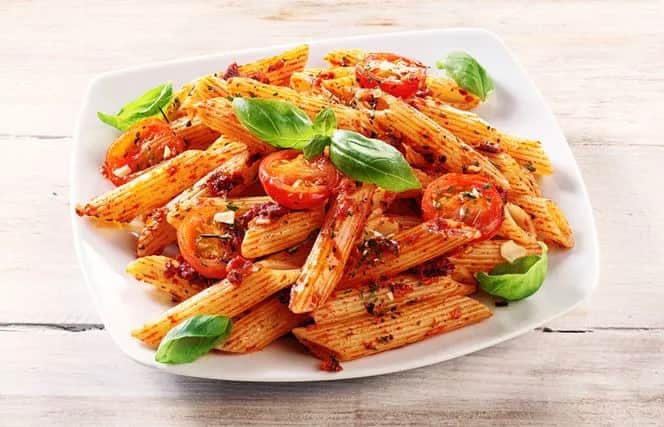 Pyszny makaron penne z pomidorami – prosty przepis na obiad