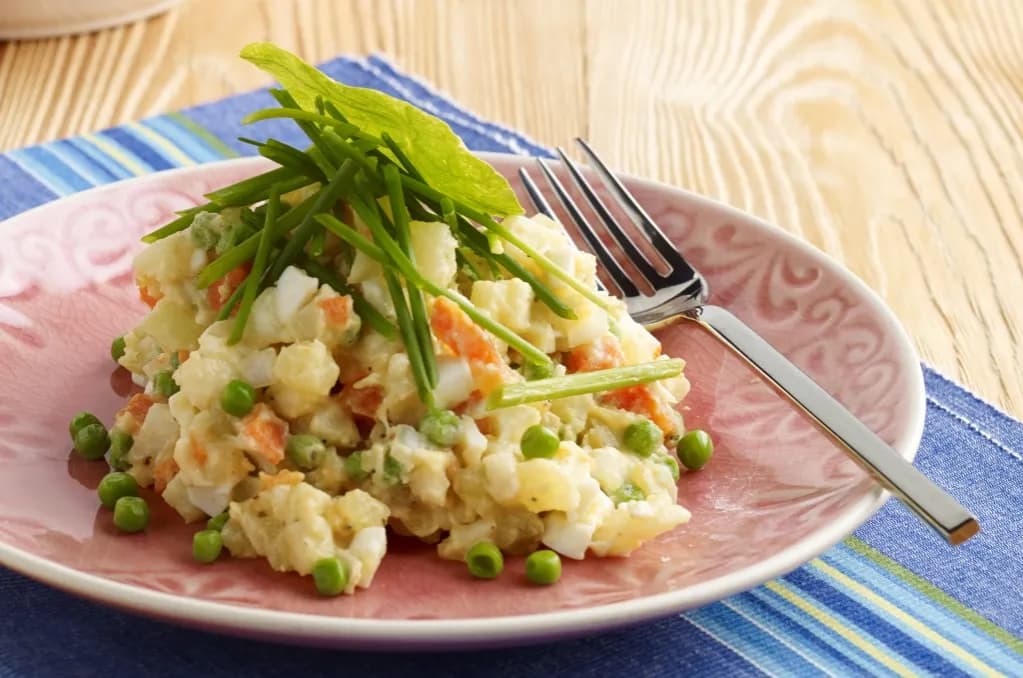 Co się daje do sałatki jarzynowej? Sprawdź najlepsze składniki!