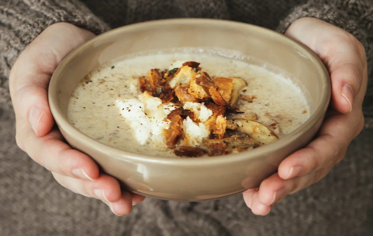 Jaka śmietana do zupy grzybowej, aby uniknąć nieudanej potrawy?