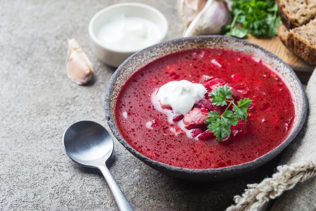 Jakie przyprawy do zupy buraczkowej, które zmienią jej smak na lepsze