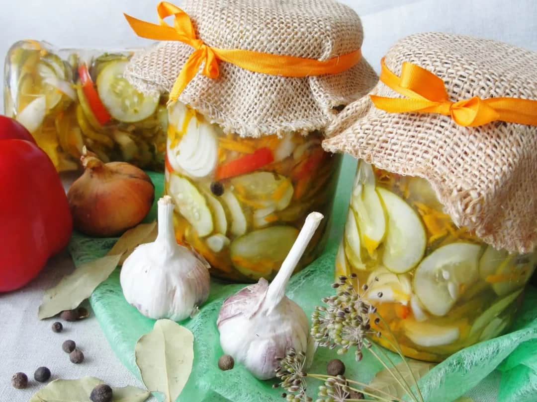 Jak zrobić sałatkę z ogórków i papryki, która zachwyci gości