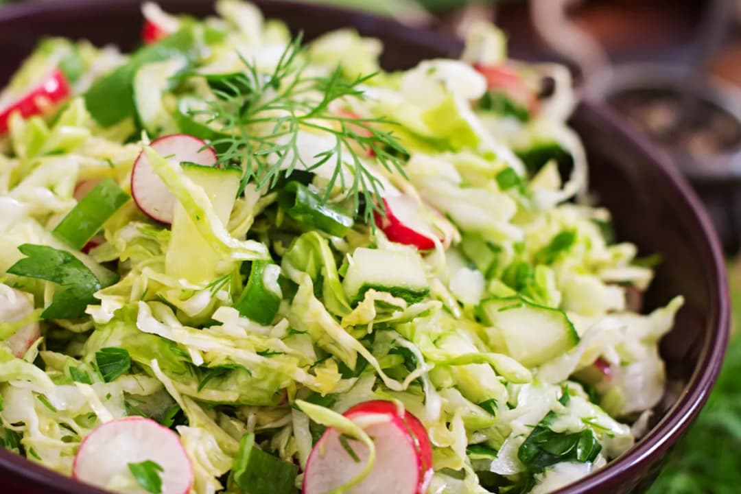 Jaką sałatkę zrobić z kapusty pekińskiej, by zachwycić gości?