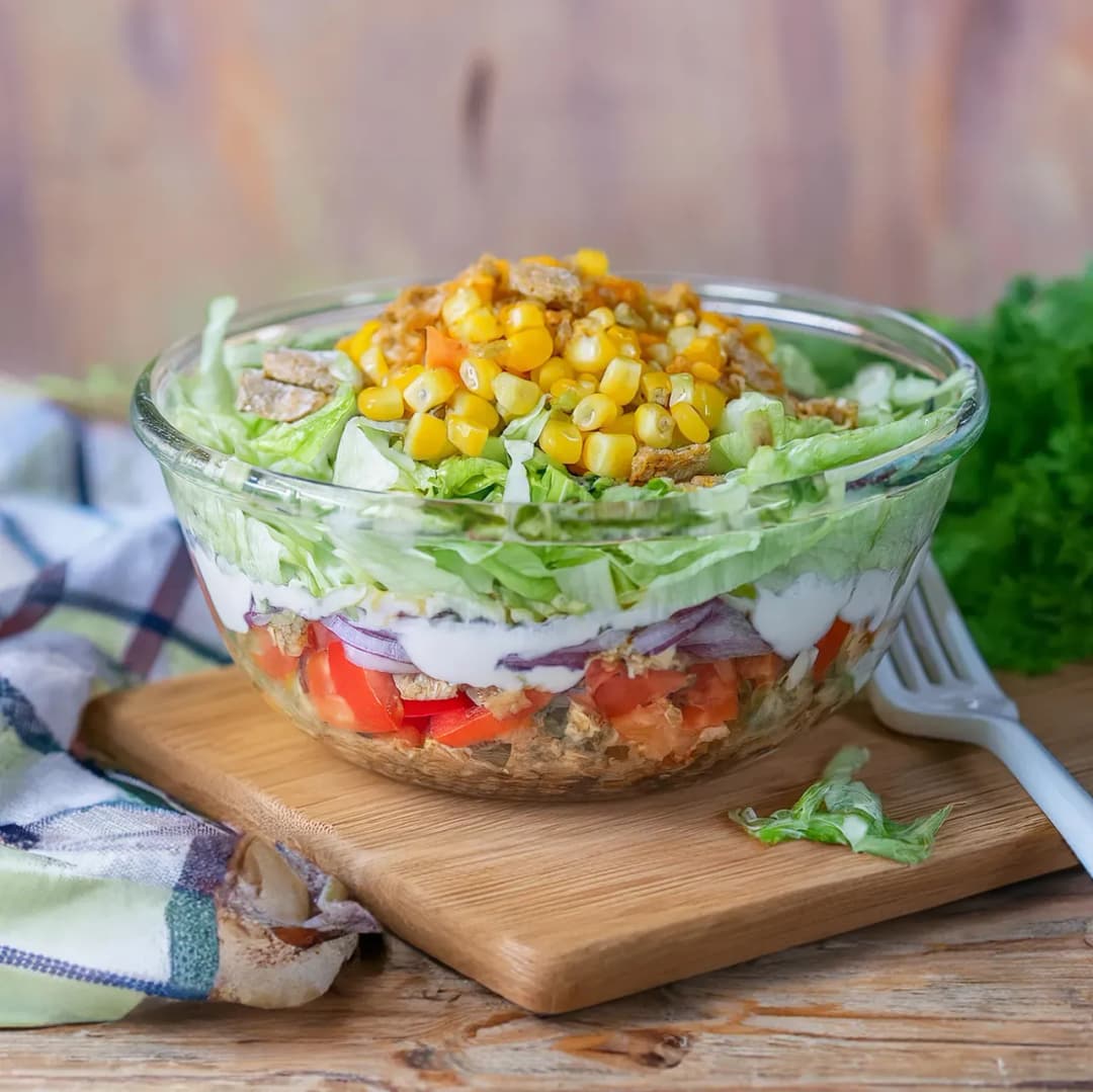 Czy sałatkę gyros można zrobić dzień wcześniej, aby zachować świeżość?