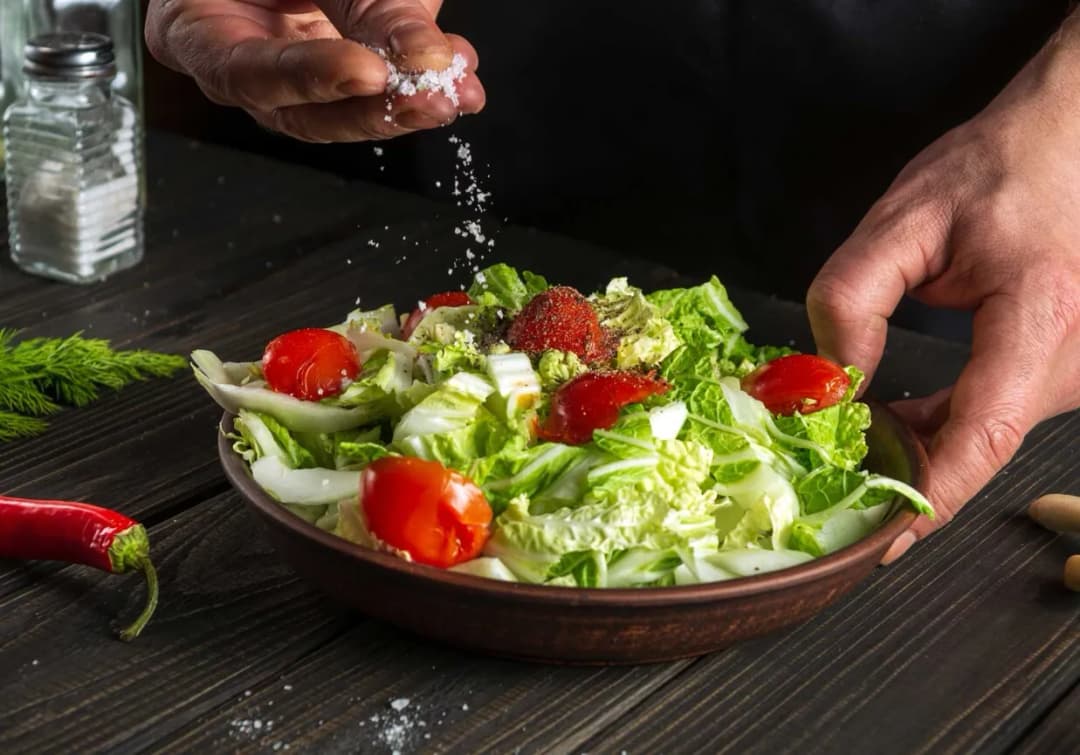 Jakie przyprawy do sałatki jarzynowej, by wydobyć pełnię smaku?