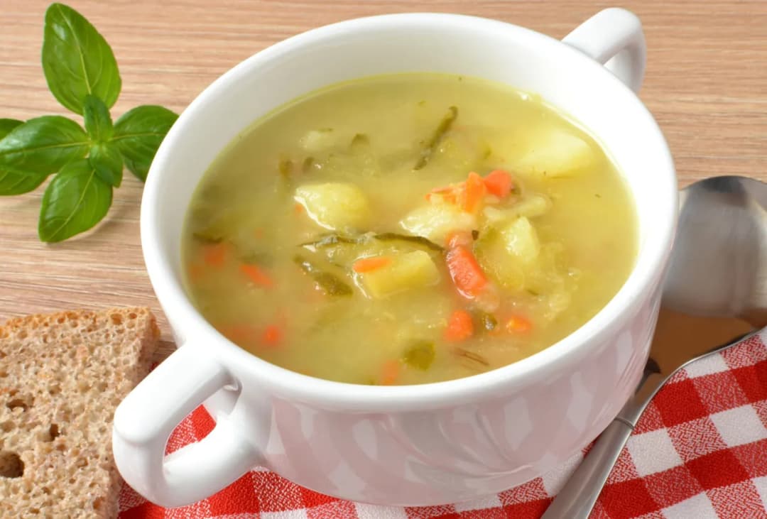 Kiedy dodać ogórki do zupy ogórkowej, aby uniknąć rozczarowania smakiem?