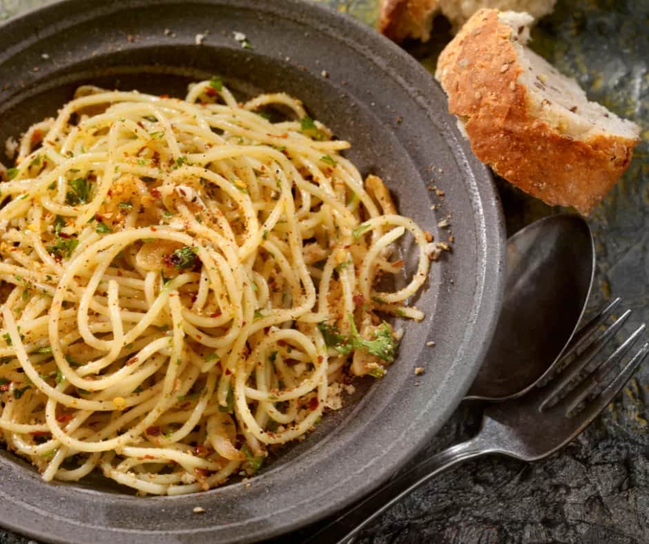 Spaghetti aglio e olio – prosty przepis na włoskie danie, które zachwyca